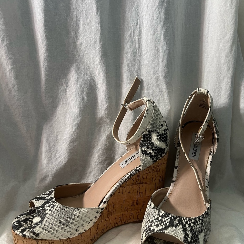 Steve Madden Black and White Snake Print Wedges Women’s Size 9.5